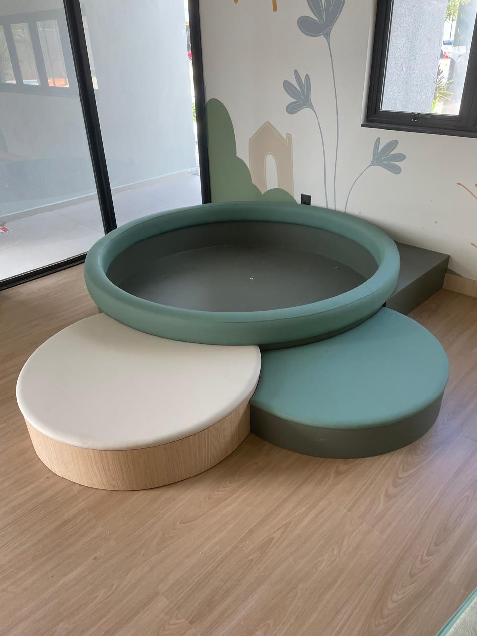 Sofá estilo clean em algodão natural Gil Estofados